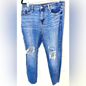 Judy Blue Distressed Boyfriend Jeans in Blue